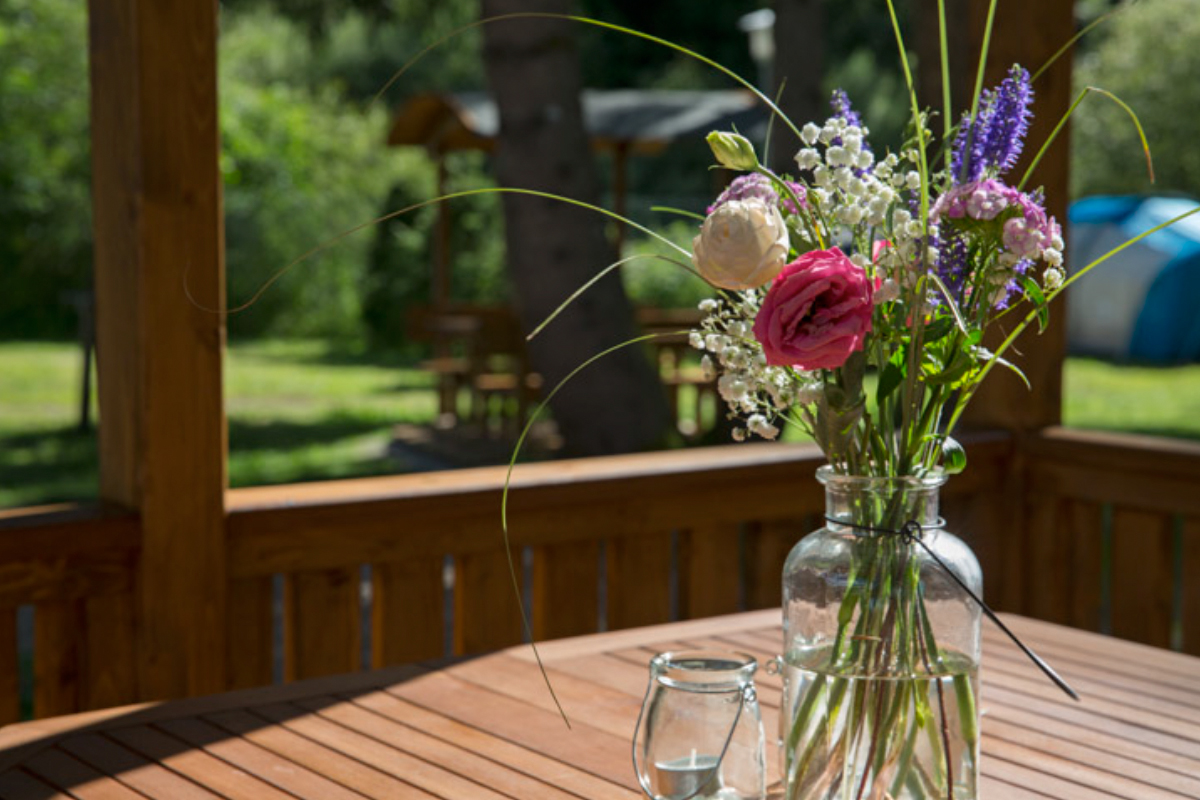 Luxuscamping - Gartenmöbel - Rasen - Antholz (BZ) - Fass Tisch außen - Camping Residence Chalet CORONES Schlaffässer auf Camping Residence Chalet CORONES