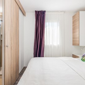 Glampingunterkunft: Bedroom with bathroom - Premium Mobile Home with sea view