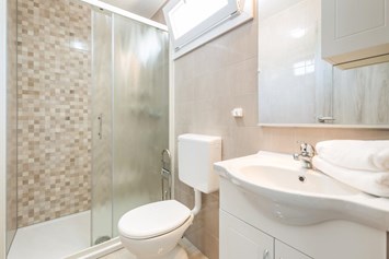 Glampingunterkunft: bathroom - Premium Mobile Home with sea view