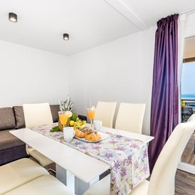Glampingunterkunft: living room - Premium Mobile Home with sea view