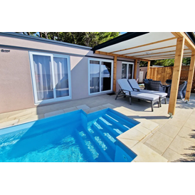 Glampingunterkunft: Lavanda Camping - Luxury Mobile Home mit Pool on the beach -40m2+terrace - Luxury Mobile Home mit swimmingpool