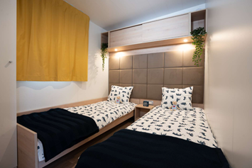 Glampingunterkunft: bedroom for children - Luxury Mobile Home mit swimmingpool