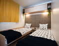 Glampingunterkunft: bedroom for children - Luxury Mobile Home mit swimmingpool