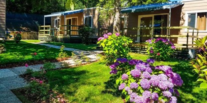 Luxuscamping - Lombardei - Mobilheime mit schönem Vorgarten auf Camping Montorfano  - Camping Montorfano Mobile homes