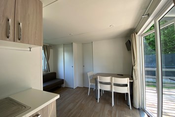 Glampingunterkunft: Küche mit Essbereich im Mobilheim auf Camping Montorfano  - Mobile homes