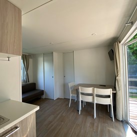 Glampingunterkunft: Küche mit Essbereich im Mobilheim auf Camping Montorfano  - Mobile homes