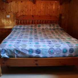 Glampingunterkunft: Doppelbett im Bungalow auf Camping Montorfano  - Bungalows