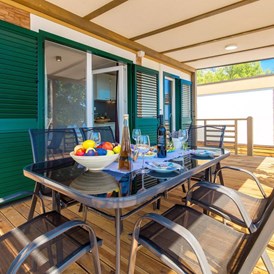 Glampingunterkunft: terrace - Prestige Mobile Home mit Whirlpool