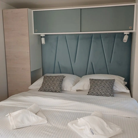 Glampingunterkunft: Bedroom - Premium Tris Mobile Home