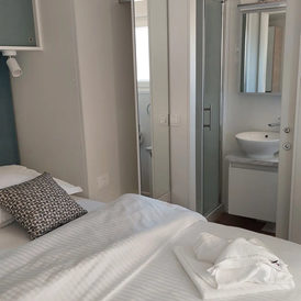 Glampingunterkunft: Bedroom with bathroom - Premium Tris Mobile Home