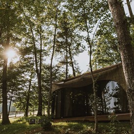 Glampingunterkunft: Lake House With Wooden Tent - Falkensteiner Premium Camping Lake Blaguš - Lake House With Wooden Tent (Mittelreihe)