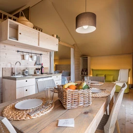 Glamping: cucina soggiorno Lodge safari - Podere Cortesi - Agriturismo e Glamping