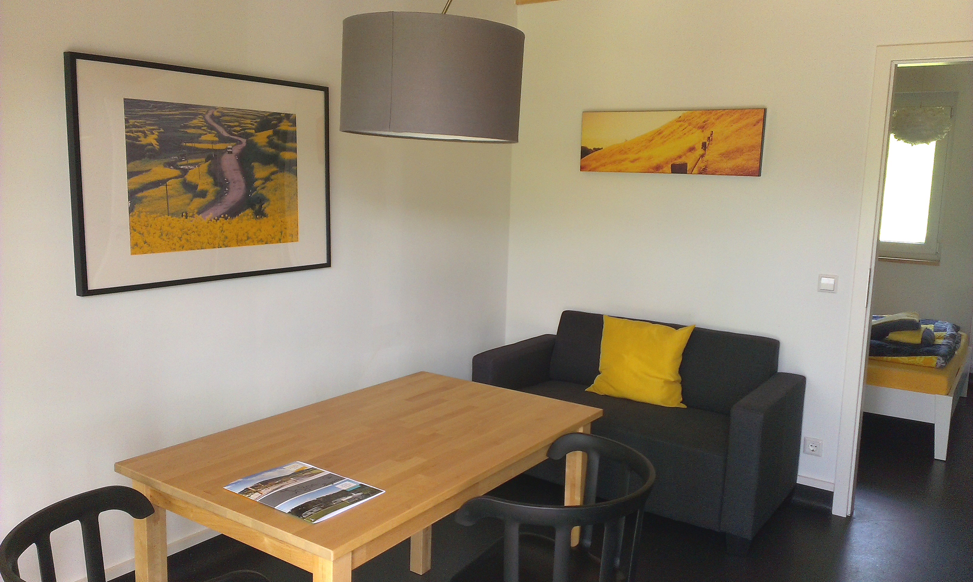 Luxury camping - Hunde erlaubt - Schwäbische Alb - Wohnzimmer Ansicht Camping Bungalow auf dem Sonnencamping Albstadt - Sonnencamping Albstadt Glamping Bungalow 