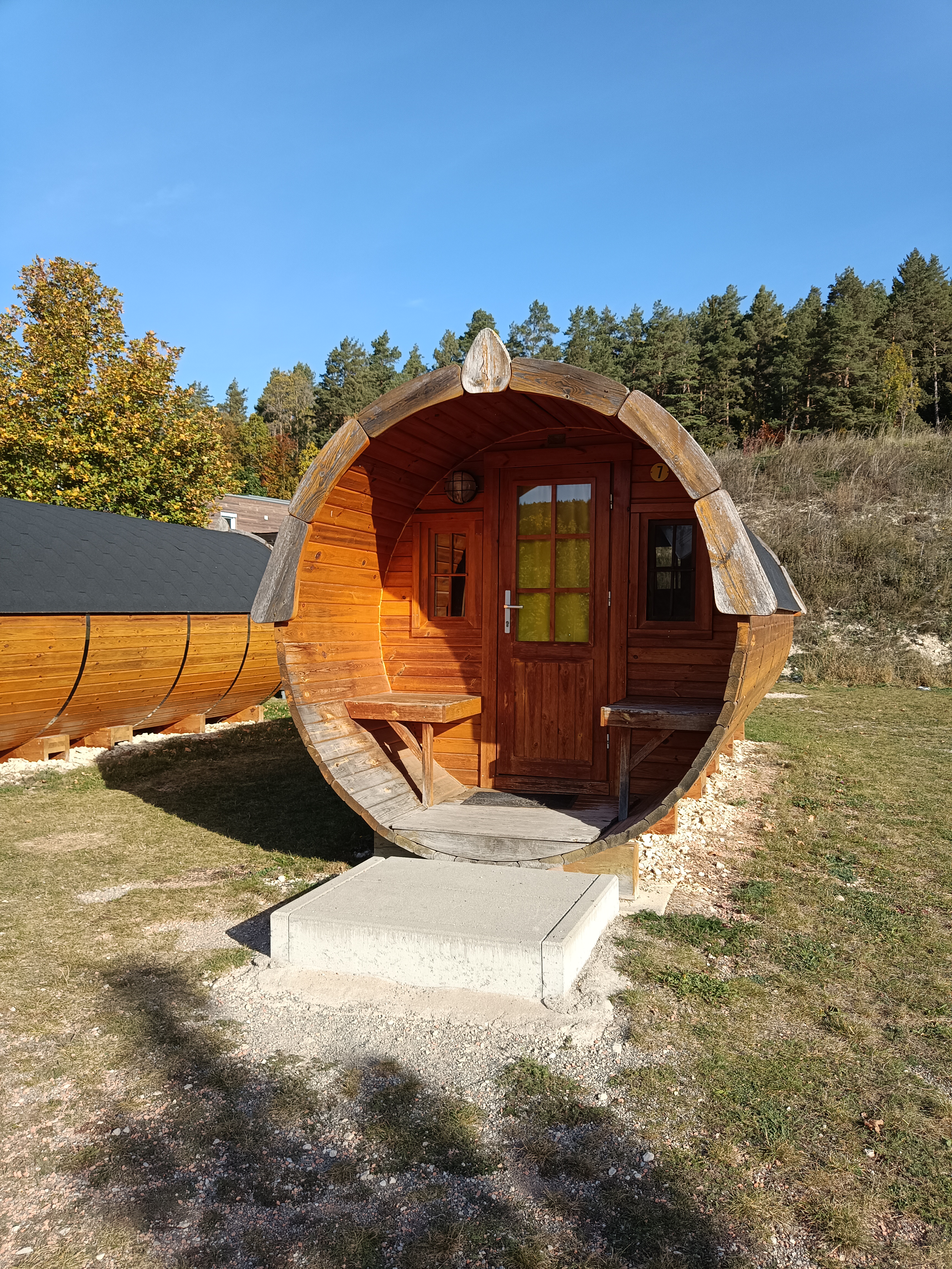 Luxury camping - Hunde erlaubt - Schwäbische Alb - XXL Schlaffass auf dem Sonnencamping Albstadt Außenansicht - Sonnencamping Albstadt Schlaffass XXL