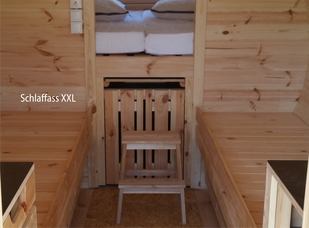 Luxury camping - Hunde erlaubt - Schwäbische Alb - Sitzgruppe und Zusatzschlafmöglichkeit im Campingfass XXL - Sonnencamping Albstadt Schlaffass XXL