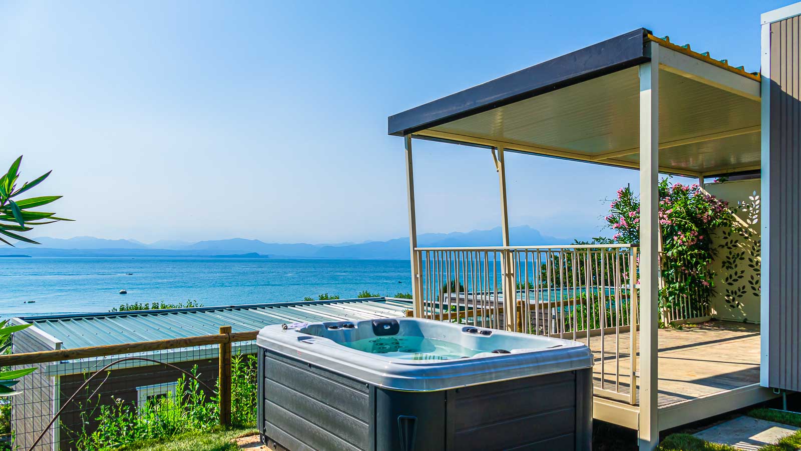 Campeggio di lusso - Supermarkt - veneto - Camping Lido Lazise - Mobilheim mit Whirlpool - Camping Lido Lazise