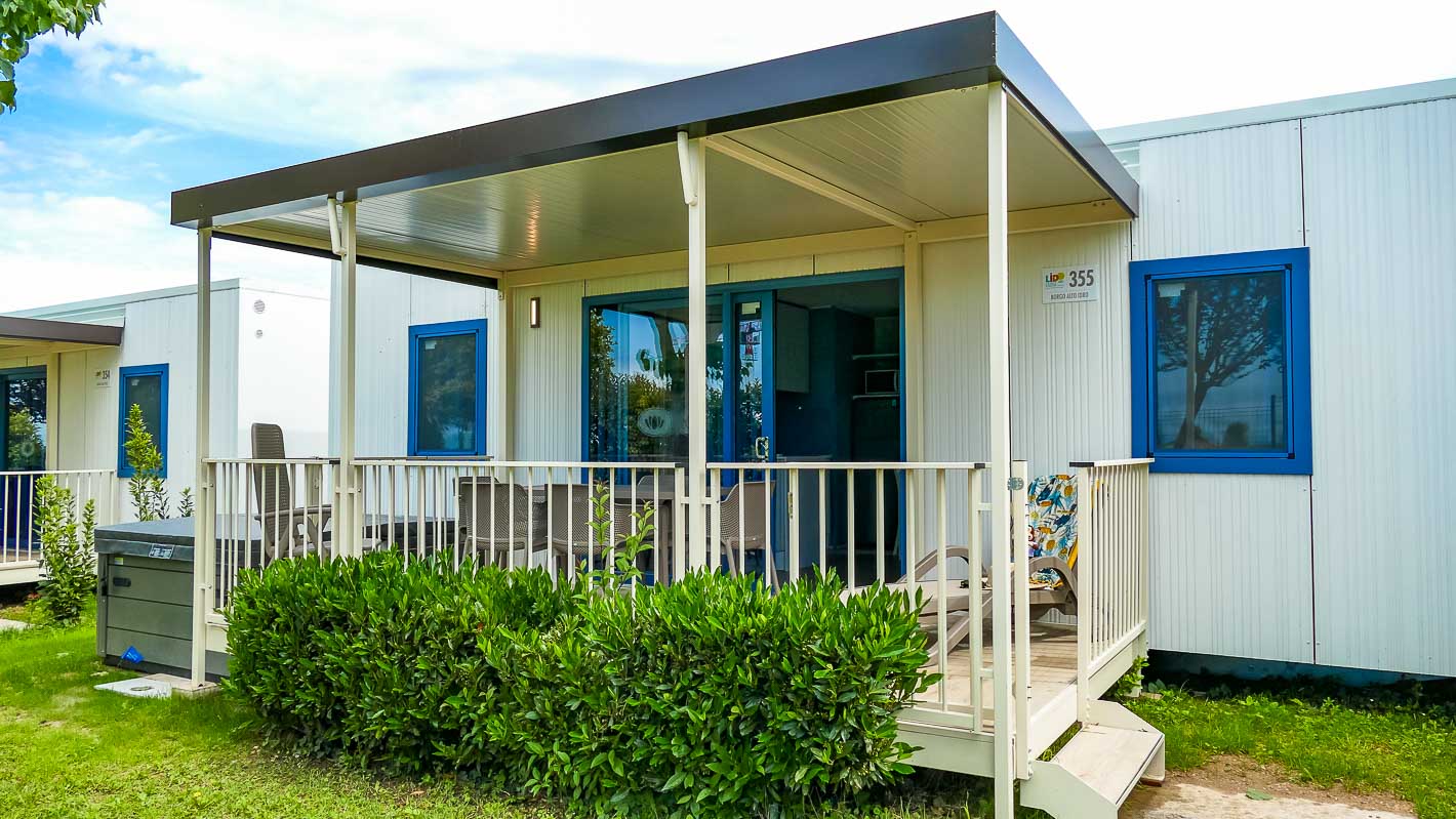 Luksuzno kampiranje - Lazise (Verona) - Maxicaravan Borgo Alto Idro mit Whirlpool - Camping Lido Lazise Maxicaravans Borgo Alto