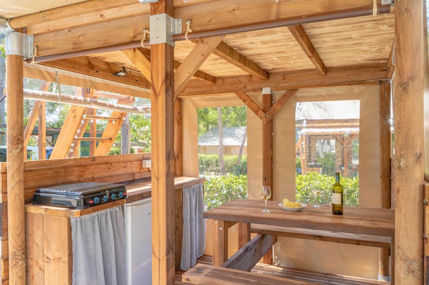 Luksuzno kampiranje - Art der Unterkunft: Safari-Zelt - Küche unten - Casa dei Prati Camping Village Bivouac Zelt