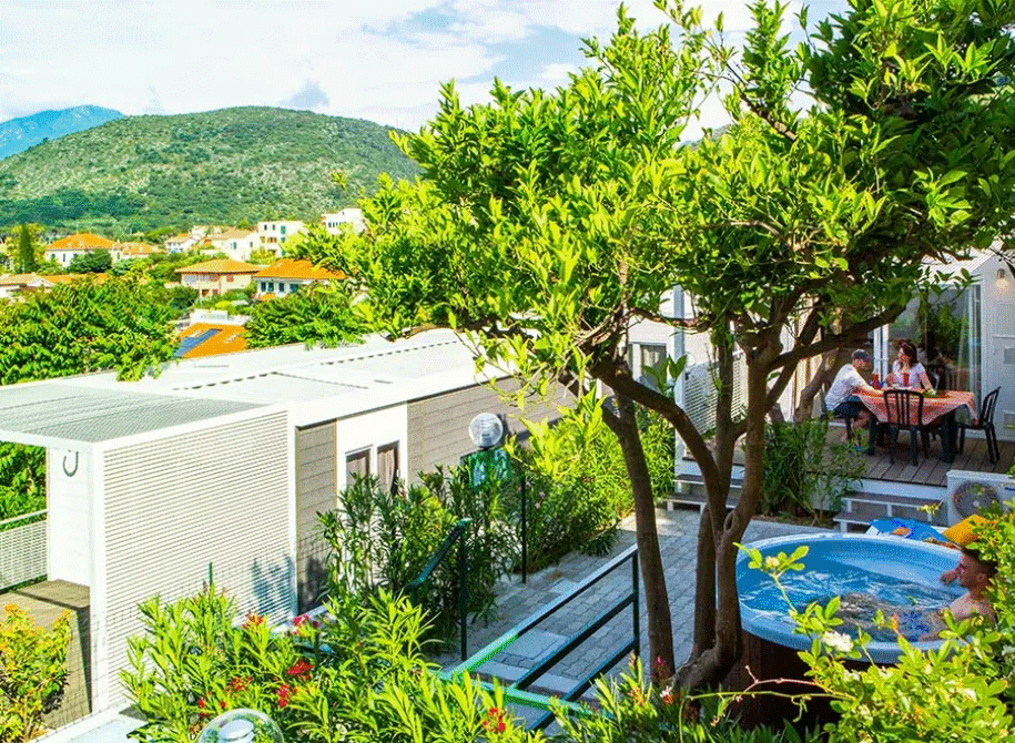 Luxuscamping - Borgio Verezzi (Sv) - Camping Park Mara - Bungalow Oleandro Whirlpool - Camping Park Mara Bungalows