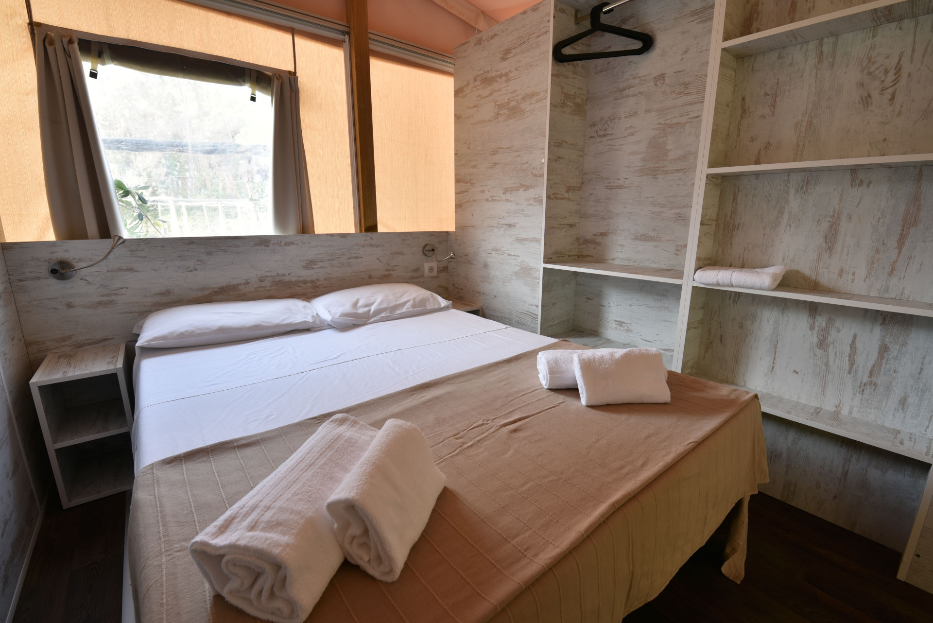 Camping de lujo - Art der Unterkunft: Lodgezelt - Italia - Safari Lodge Tent - Schlafraum - Camping Village Maremma Sans Souci  Safari Lodge