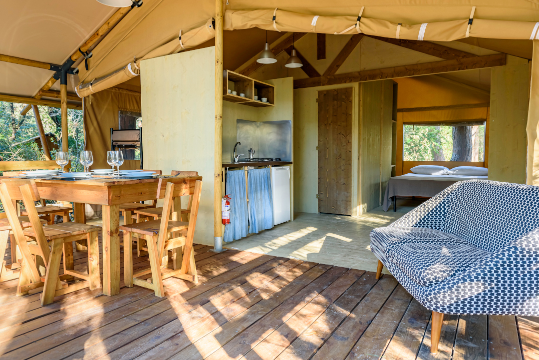 Camping de lujo - Art der Unterkunft: Lodgezelt - Italia - Big Country Lodge Tent - Veranda mit Esstisch - Camping Village Maremma Sans Souci  Big Country Lodge Tent
