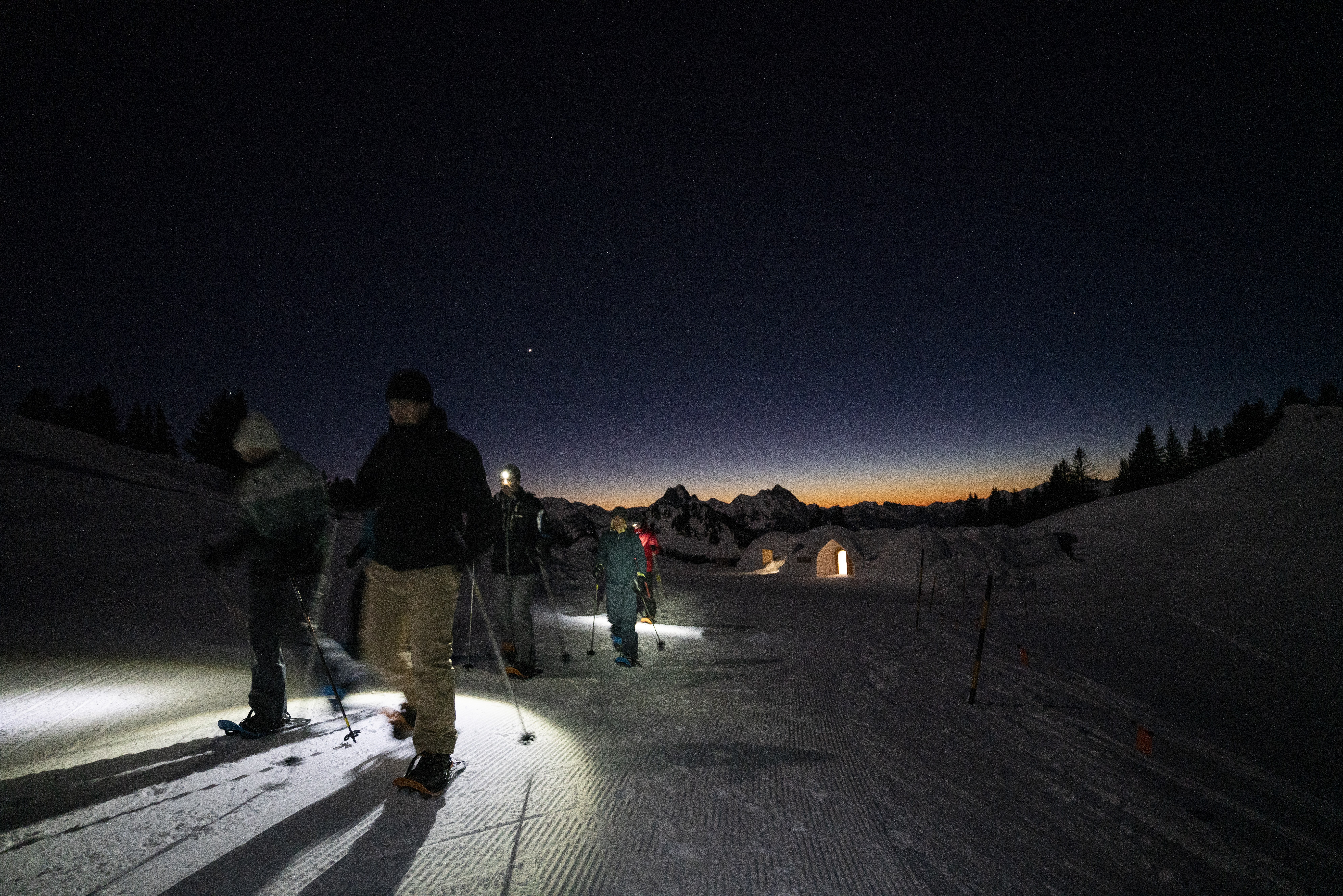 Campeggio di lusso - Restaurant - Svizzera - Schneeschuhlaufen am Abend - Iglu-Dorf Gstaad