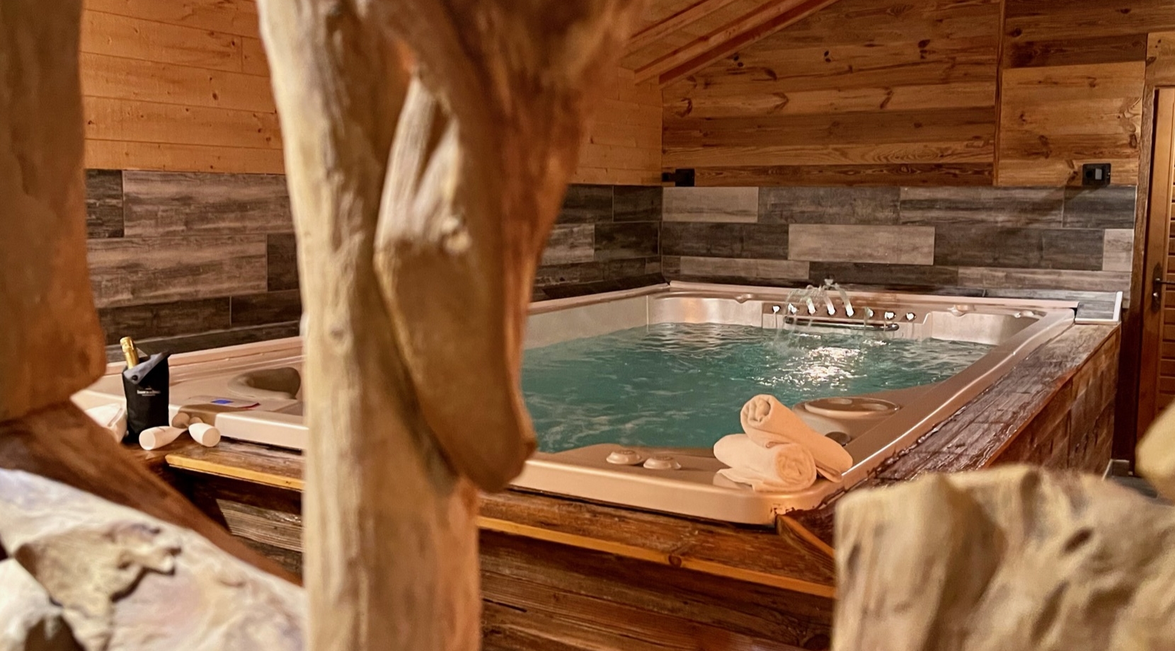 Glampingunterkunft: SPA - Schwimmende Hütten auf Domaine de la Dombes