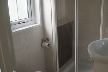 Glampingunterkunft: Bad mit WC und Dusche Chalet Camping Pilsensee. - Mobilheime direkt am Pilsensee in Bayern