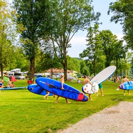 Glampingunterkunft: Blick auf die Badewiese am Campingplatz Pilsensee - Mobilheime direkt am Pilsensee in Bayern