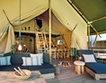 Glampingunterkunft: Terrasse, Wohn-, Koch- und Essbereich Safari-Lodge-Zelt "Giraffe" - Safari-Lodge-Zelt "Giraffe" am Nature Resort Natterer See