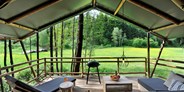 Luxuscamping - Tirol - Terrasse Safari-Lodge-Zelt "Zebra" - Safari-Lodge-Zelt "Zebra" am Nature Resort Natterer See