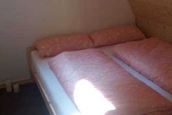 Glampingunterkunft: Schlafen im Hol-Igloo 
Das Schlafzimmer mit einem gemütlichen Doppelbett. 160x200 cm - Urlaub im Holz-Igloo