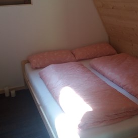 Glampingunterkunft: Schlafen im Hol-Igloo 
Das Schlafzimmer mit einem gemütlichen Doppelbett. 160x200 cm - Urlaub im Holz-Igloo