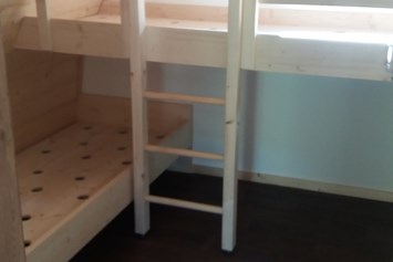 Glampingunterkunft: Das Kinderzimmer mit extra eingebauten Betten. 
Auf dem Foto fehlen natürlich noch die Matratzen! :-) 
Maße 80x200cm - Urlaub im Holz-Igloo