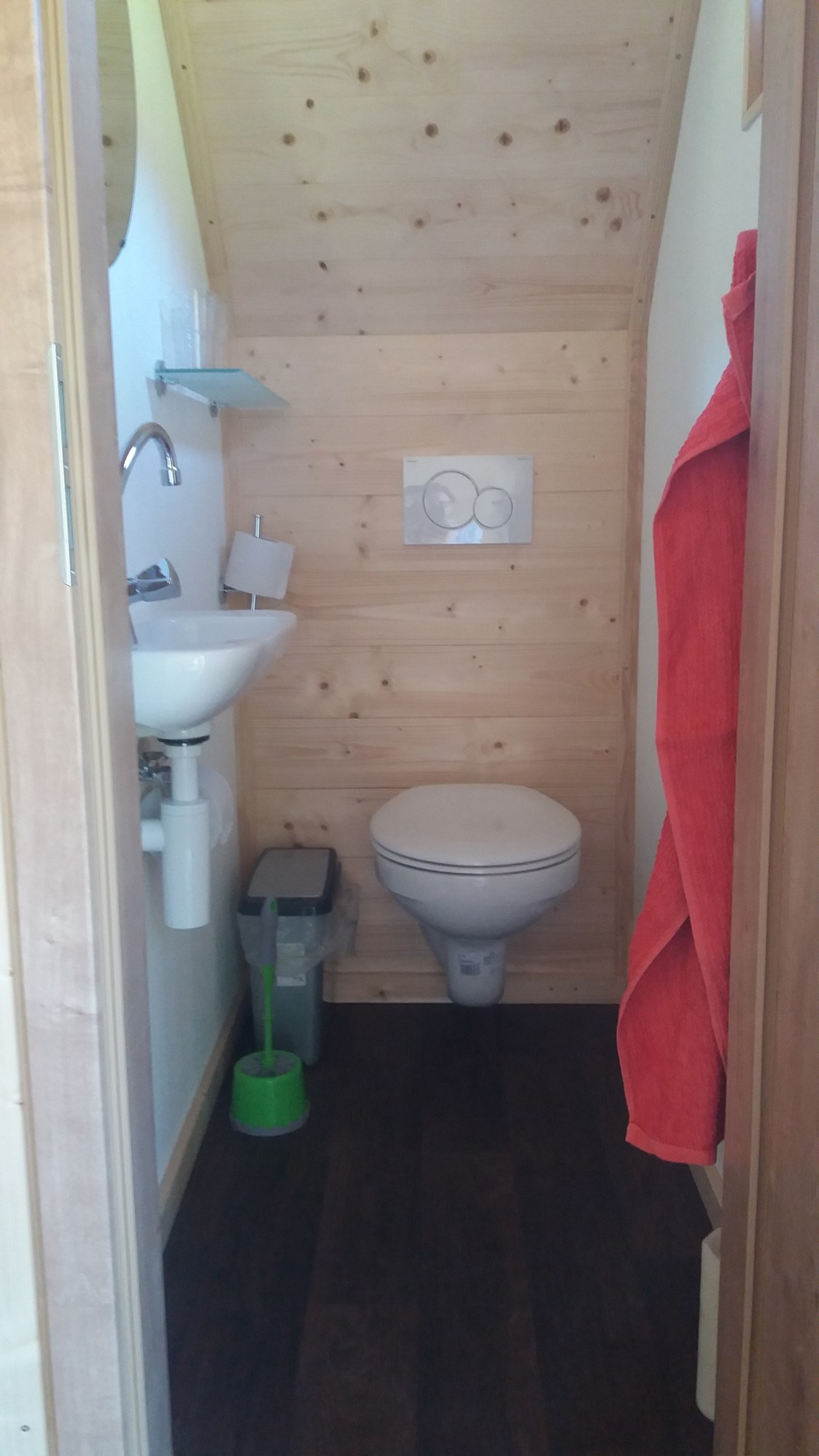 Glampingunterkunft: Und natürlich darf ein WC nicht fehlen! 
Auch hier zum Waschen nur mit Kaltwasser. - Urlaub im Holz-Igloo