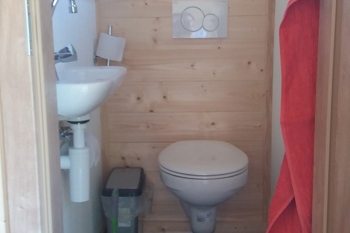 Glampingunterkunft: Und natürlich darf ein WC nicht fehlen! 
Auch hier zum Waschen nur mit Kaltwasser. - Urlaub im Holz-Igloo