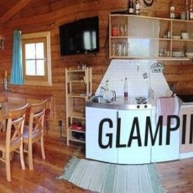 Glampingunterkunft: Komfort pur - See-Bungalow direkt am Terrassen Camping Ossiacher See