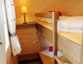 Glampingunterkunft: Ferienhütte "Drachenwand": Kinderzimmer mit einem Stockbett - Ferienhütten am CAMP MondSeeLand