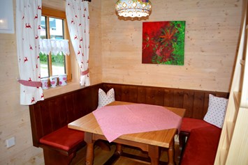 Glampingunterkunft: Ferienhütte "Schober": gemütliche Sitzecke - Ferienhütten am CAMP MondSeeLand