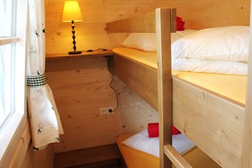 Glampingunterkunft: Ferienhütte "Schafberg": Kinderzimmer mit einem Stockbett - Ferienhütten am CAMP MondSeeLand