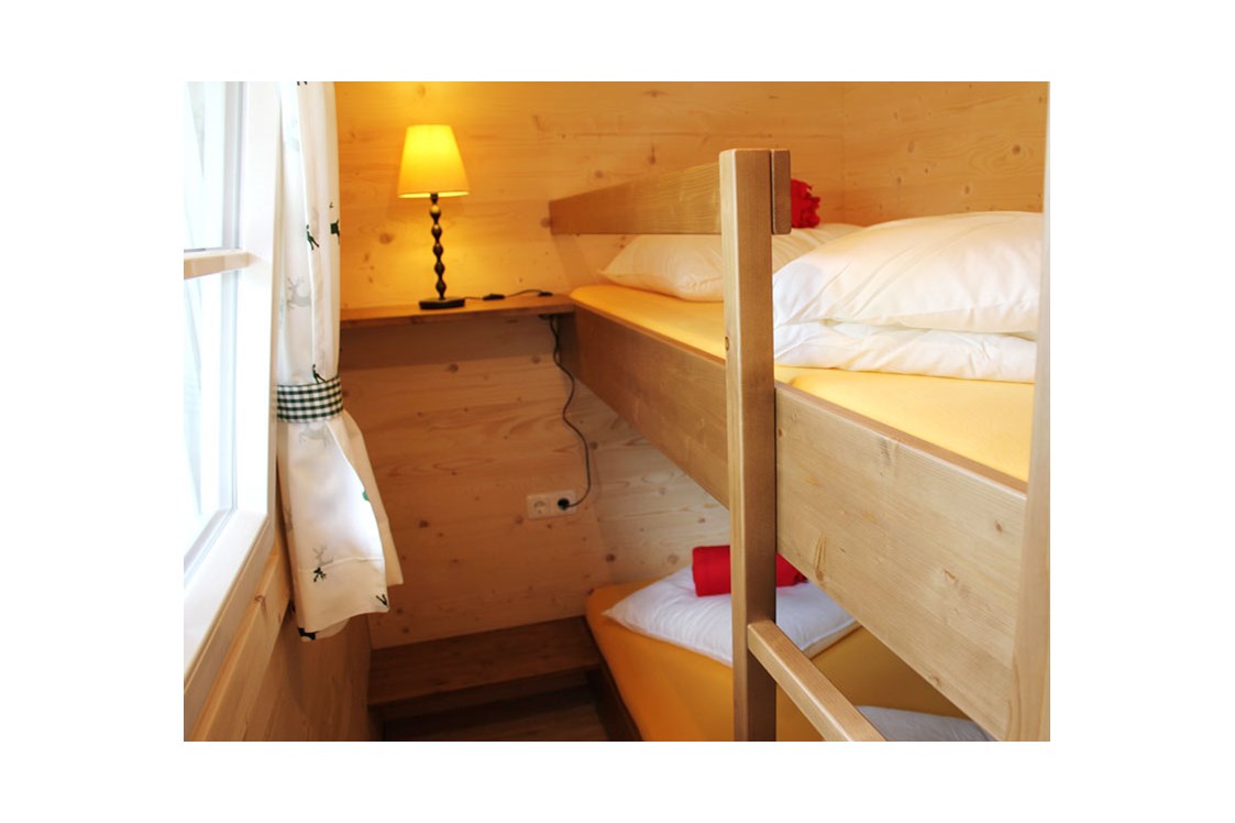Glampingunterkunft: Ferienhütte "Schafberg": Kinderzimmer mit einem Stockbett - Ferienhütten am CAMP MondSeeLand