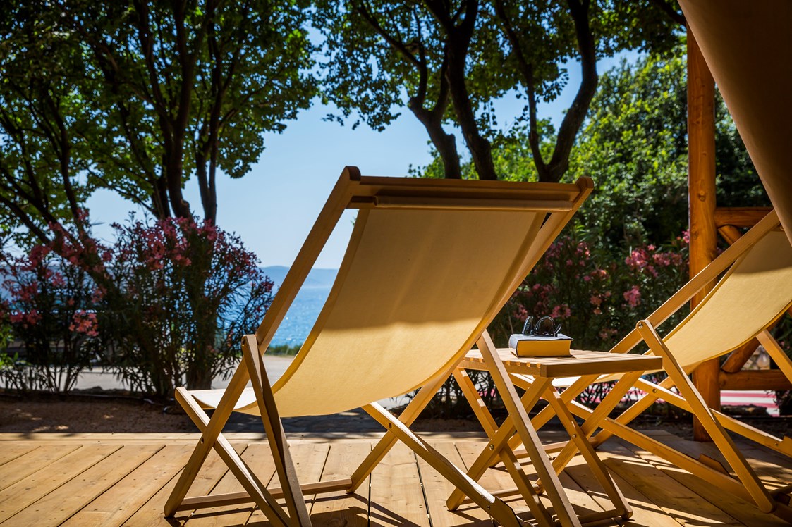 Glampingunterkunft: Große überdachte Terrasse mit zwei Sonnenliegen und Lounge-Sesseln - Krk Premium Camping Resort - Safari-Zelte