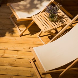 Glampingunterkunft: Große überdachte Terrasse mit zwei Sonnenliegen und Lounge-Sesseln - Krk Premium Camping Resort - Safari-Zelte