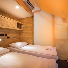 Glampingunterkunft: Schlafzimmer mit zwei Einzelbetten - Krk Premium Camping Resort - Safari-Zelte