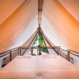 Glampingunterkunft: Doppelbett Schlafzimmer auf der Galerie in der 1. Etage - Krk Premium Camping Resort - Safari-Zelte