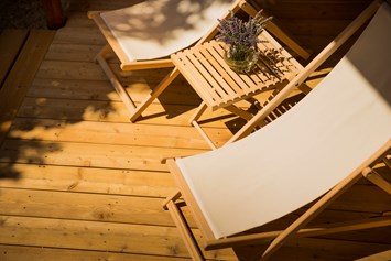 Glampingunterkunft: Große überdachte Terrasse mit zwei Sonnenliegen und Lounge-Sesseln - Safari-Zelte auf Krk Premium Camping Resort