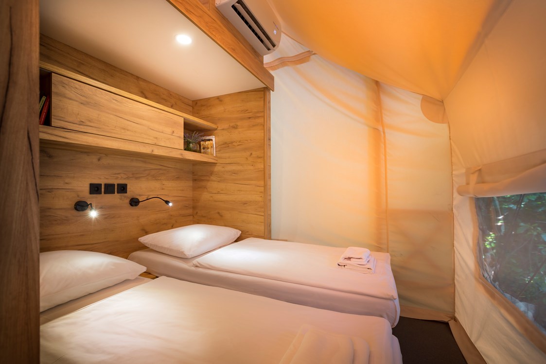 Glampingunterkunft: Schlafzimmer mit zwei Einzelbetten - Safari-Zelte auf Krk Premium Camping Resort