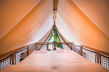 Glampingunterkunft: Doppelbett Schlafzimmer auf der Galerie in der 1. Etage - Safari-Zelte auf Krk Premium Camping Resort