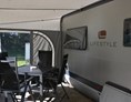 Glampingunterkunft: Selbstverständlich sind alle Mietwohnwagen mit Vorzelt und Campingtisch samt Stühlen ausgestattet. - Wohnwagen auf Naturcamping Malchow