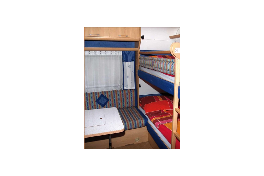 Glampingunterkunft: Gerade für Kinder ein besonderes Erlebnis- das schlafen in Etagenbetten. - Wohnwagen auf Naturcamping Malchow